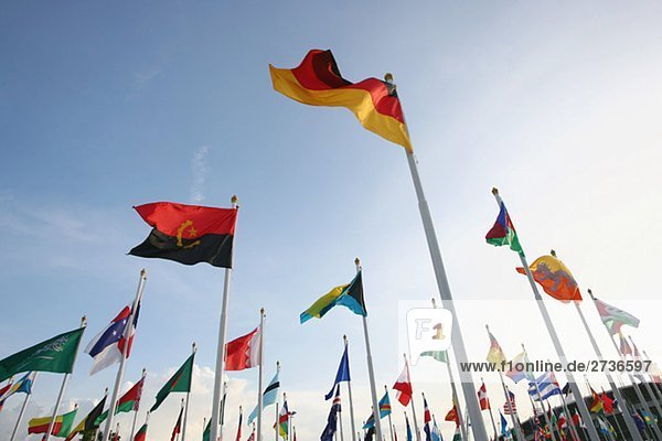 Multinationale Flags winkt gegen Himmel