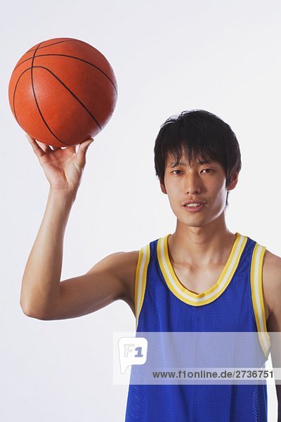 Chinesische junger Mann werfen basketball