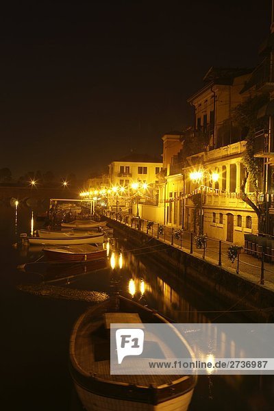 Gebäude beleuchtet nachts,  Mincio-Fluss,  Borghetto,  Provinz Verona,  Region Venetien,  Italien