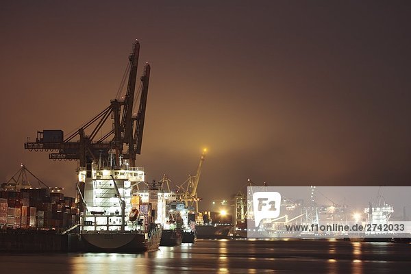 Krane beleuchtet nachts  Hamburg  Deutschland