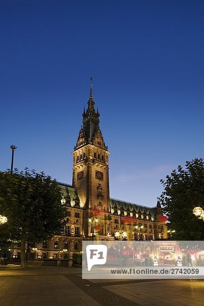 Rathaus beleuchtet nachts  Hamburg  Deutschland