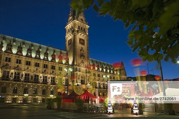 Rathaus beleuchtet nachts  Hamburg  Deutschland
