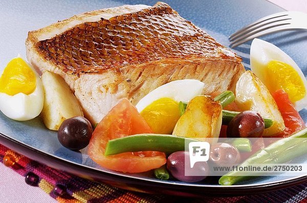 Fisch vom Grill mit hartgekochte Eier und Gemüse und Oliven  Essen