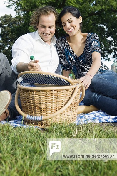 Mann und Frau beim Picknick