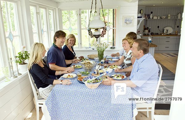 Sechs Personen an einem Tisch