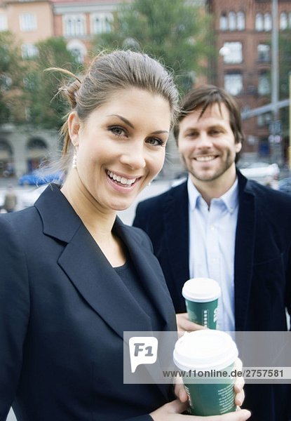 Mann und Frau mit Tassen Kaffee