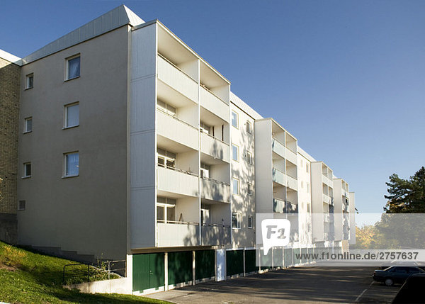 Appartementgebäude mit Parkplatz