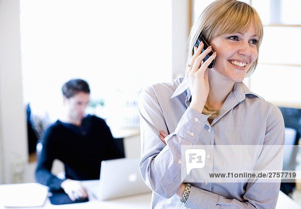 Lachende Frau mit Handy