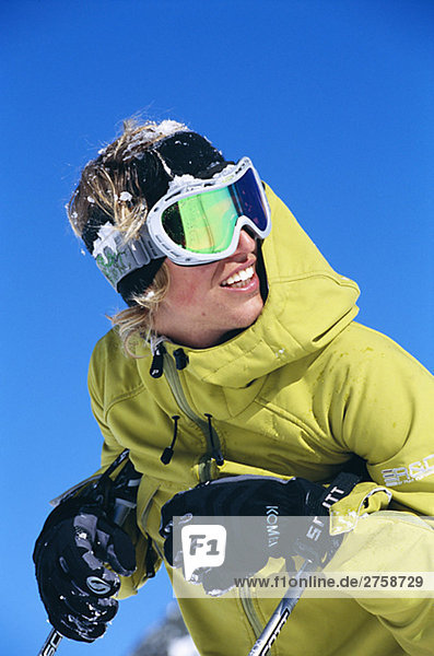 Portrait eines männlichen Skifahrers.
