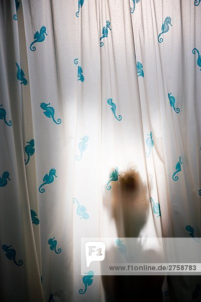 Skandinavischen Mädchen hinter einen Duschvorhang.