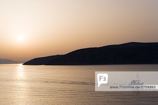Boot in der sunset Griechenland.