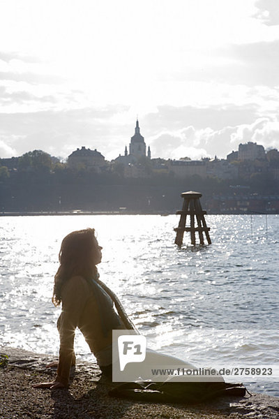 Eine Frau auf Quay-Edge Stockholm Schweden.