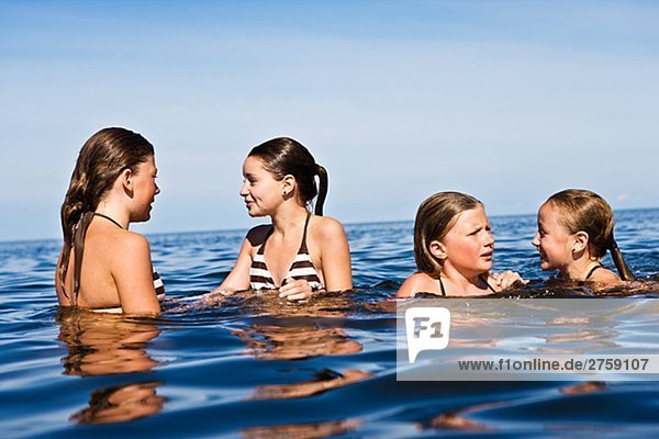 4 schwimmen Mädchen Öland