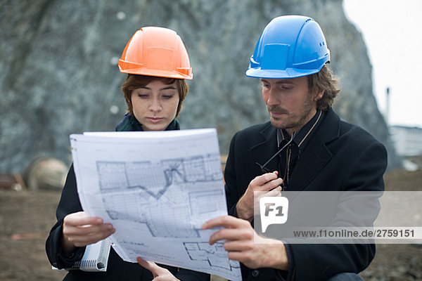 Projektleitung auf einer Baustelle ein Mann und eine Frau-Schweden.