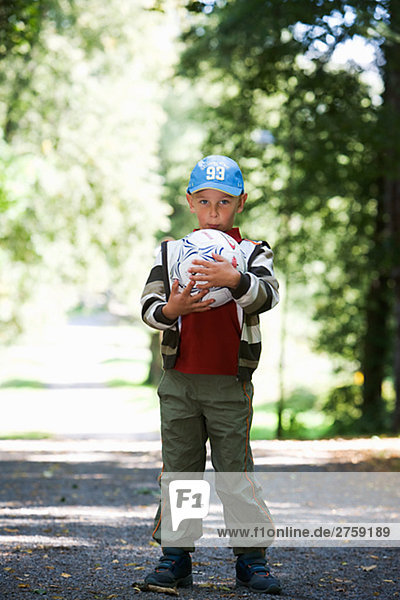 Ein Junge mit einem Fußball Schweden.