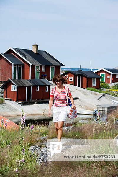 Eine Frau zu Fuß in den Schären von Stockholm Schweden.