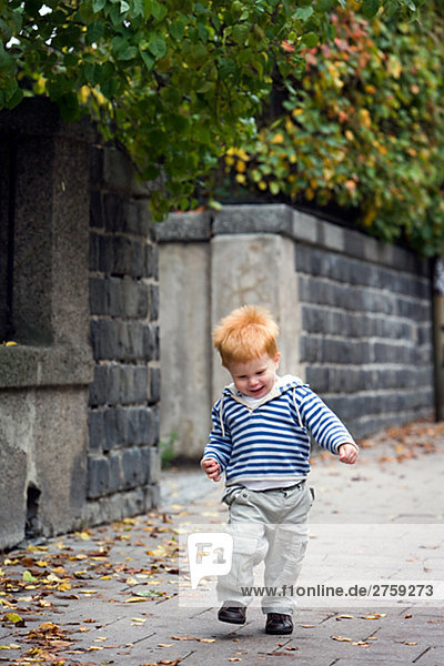 Junge - Person klein rennen Bürgersteig