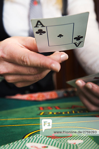 Ein Croupier an einem Glücksspiel Tisch.