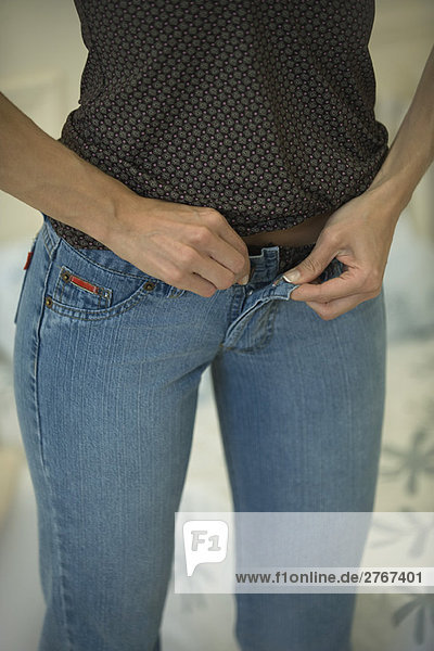 Frauen in engen jeans