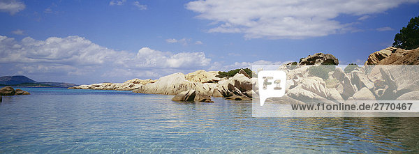 Felsen mit Meer Sardinien Italien