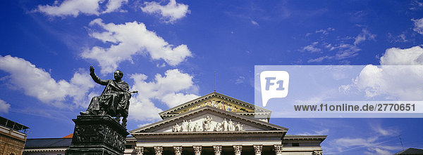 Nationaltheater mit Denkmal von König Max Joseph I München Bayern Deutschland