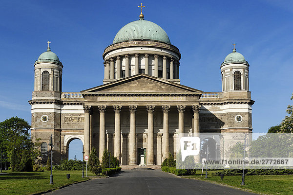 Kuppel  blauer Himmel  wolkenloser Himmel  wolkenlos  Sehenswürdigkeit  Europa  Reise  Gebäude  Architektur  Geschichte  Wahrzeichen  Kirche  Religion  Kathedrale  groß  großes  großer  große  großen  Säule  Ungarn  übergroß  Kuppelgewölbe  alt