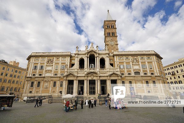 Menschen vor der Kirche Santa Maria Maggiore Piazza Santa Maria Rom Latium