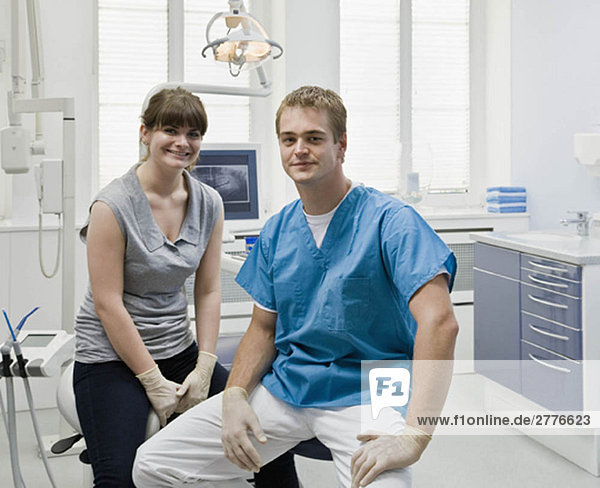 Portrait eines Zahnarztes mit Assistentin