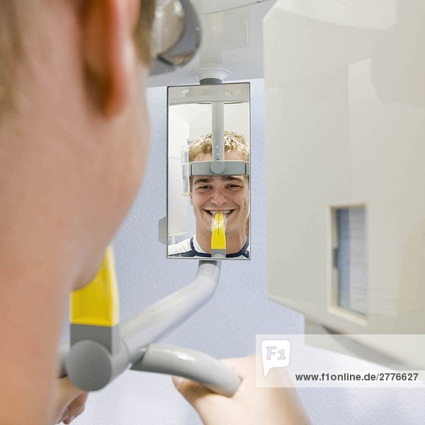 Zahnärztlicher Patient mit Röntgenaufnahme