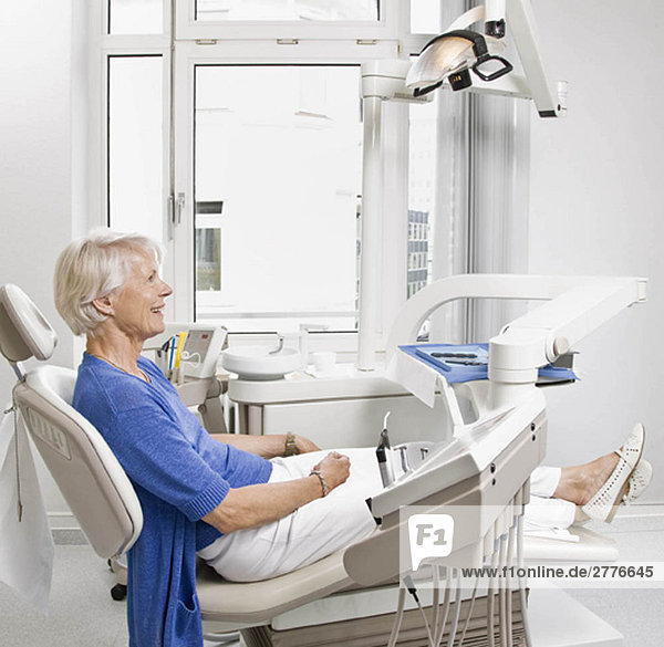 Zahnärztlicher Patient wartet auf den Zahnarzt