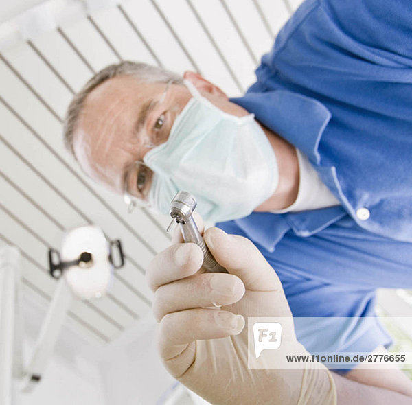 Zahnarzt mit Dentalwerkzeugen