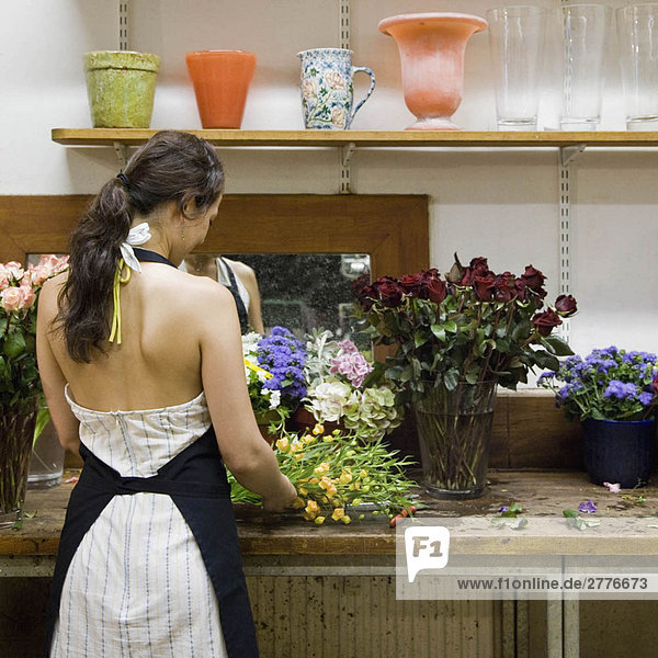 Verkäuferin in einem Blumenladen
