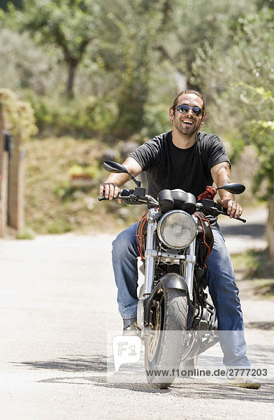 Porträt eines Mannes auf einem Motorrad