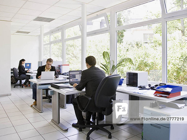 Mitarbeiter im geschäftigen Büro