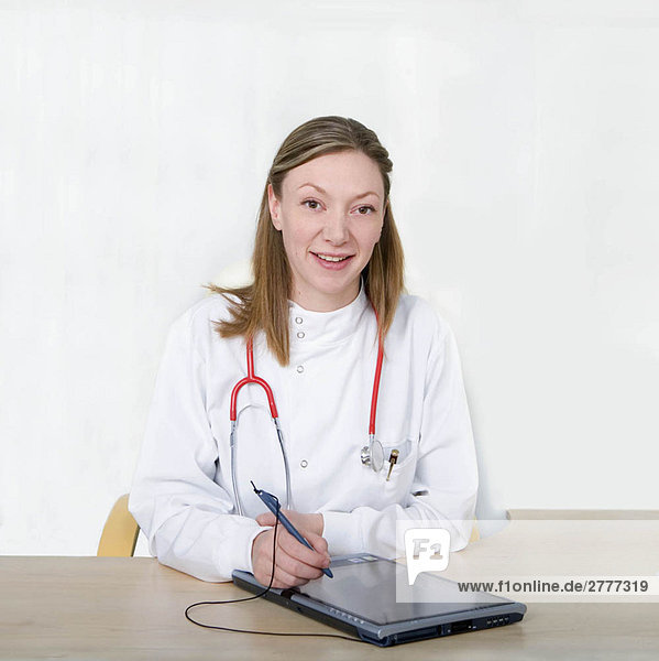 Ärztin mit Tablet PC