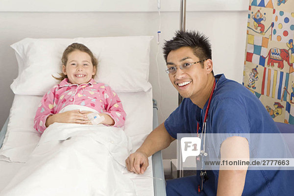 Ein männlicher Arzt besucht ein krankes Mädchen