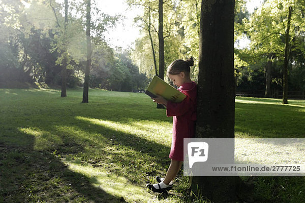 5 Jahre altes Mädchen mit einem Buch