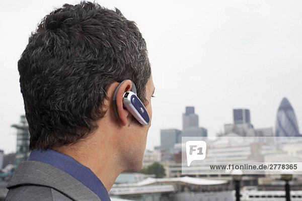Mann mit Bluetooth-Headset außen