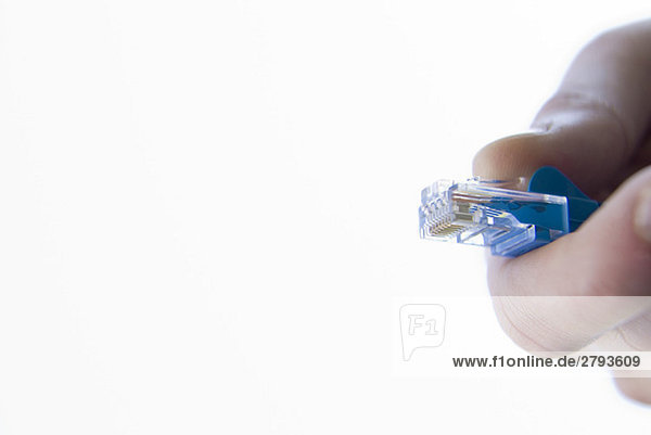 Hand hält ein RJ45-Ethernet-Kabel-Anschluss