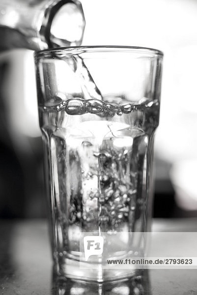 Close up of Wasser gegossen in Glas