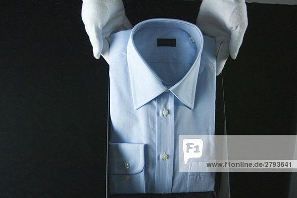 Mann mit weißen Handschuhe lifting Männer Dress Shirt von box