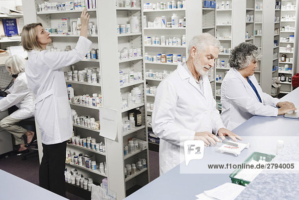 Apotheker füllen Rezepte