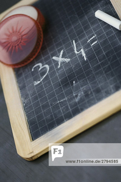 Kreidetafel mit einfacher mathematischer Gleichung
