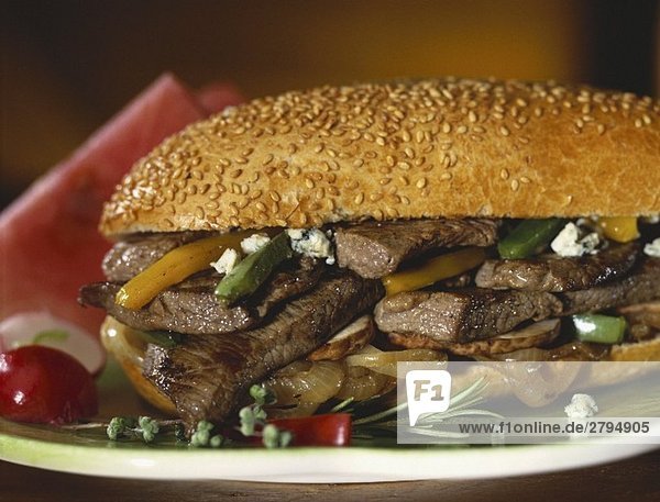 Steak-Sandwich mit Zwiebeln  Papika und Blauschimmelkäse