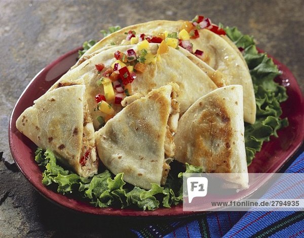 Hähnchen-Quesadilla auf Salatblättern