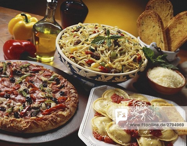 Verschiedene italienische Gerichte: Nudeln  Pizza und Ravioli