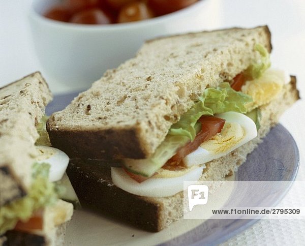 Vollkornsandwich mit gekochtem Ei und Salat