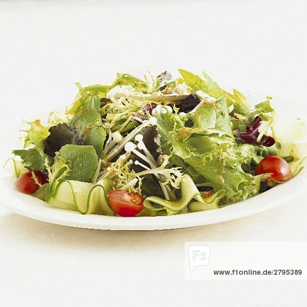 Gemischter Salat mit Enokitake