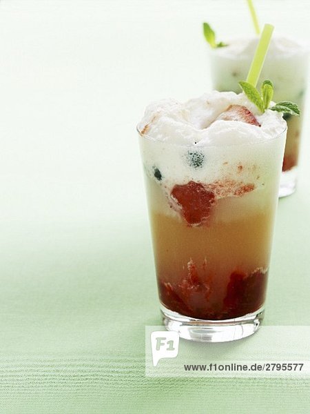 Strawberry Blueberry Float (Drink mit Beeren  Eis und Sahne)
