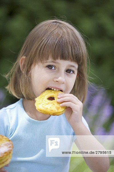 Mädchen isst gebackene Apfelscheibe
